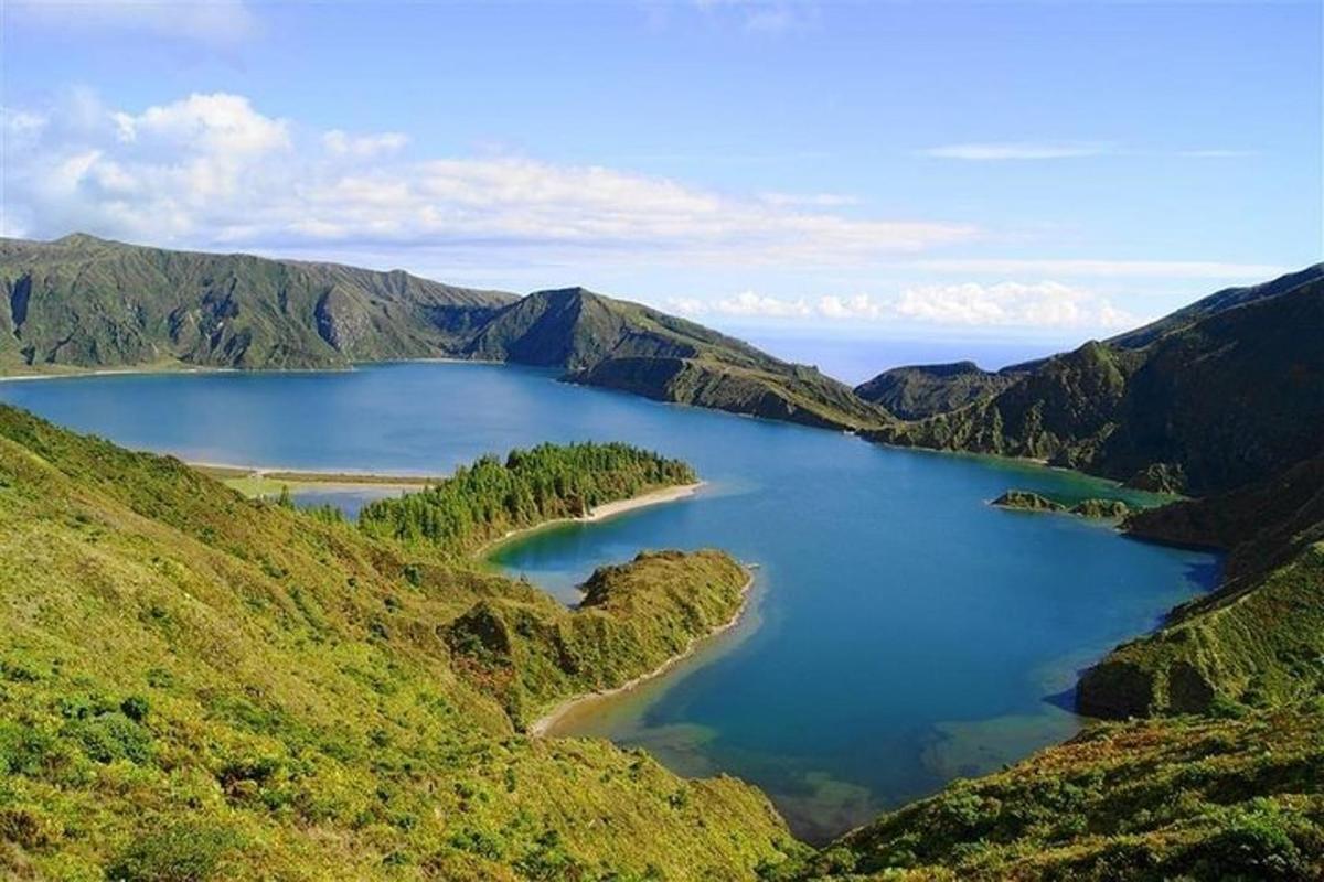 un gran lago en medio de una cadena montañosa