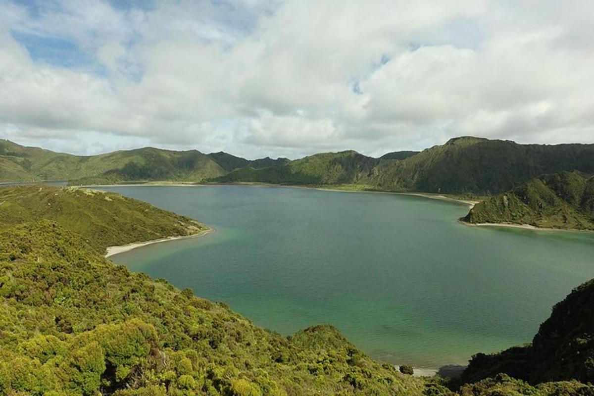 pogled na veliko jezero v gorah