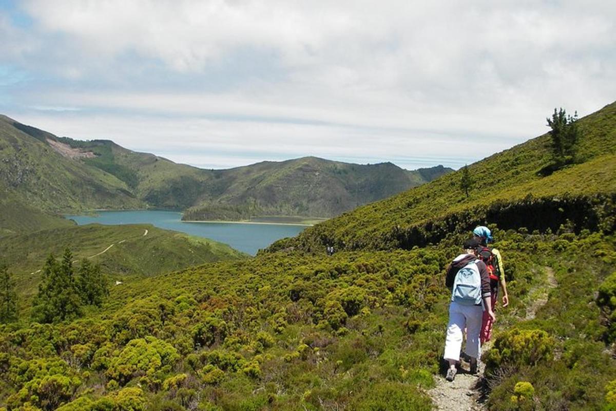 dos personas caminando por un sendero en las montañas