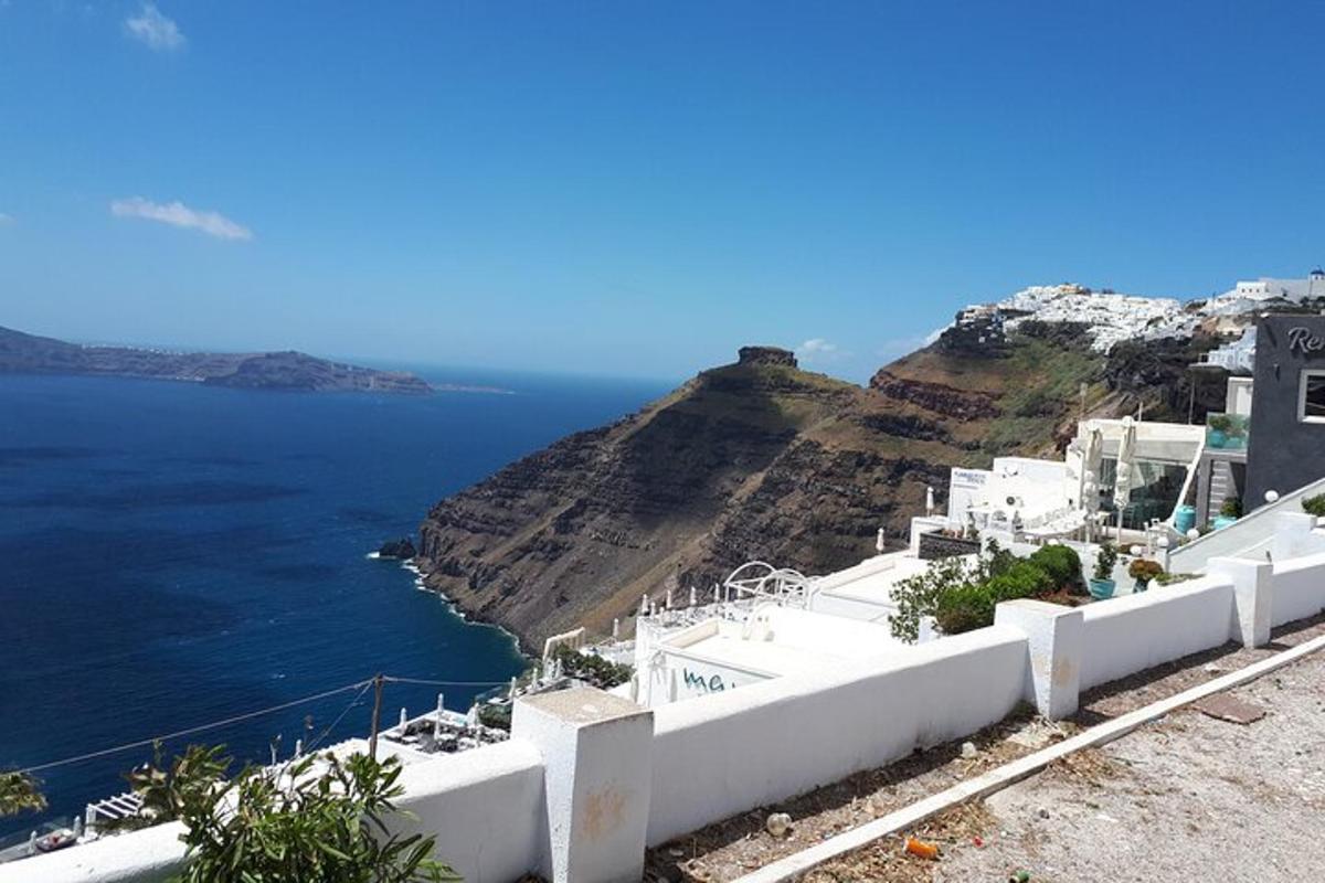 pogled na ocean s hriba z belimi stavbami