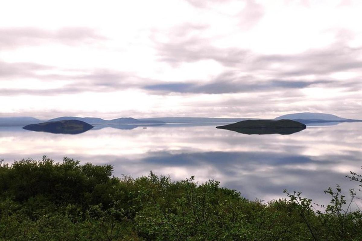 un riflesso di isole in uno specchio d'acqua