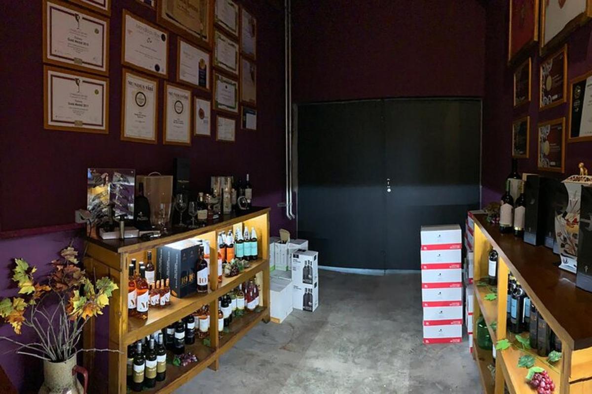 una stanza con due scaffali con bottiglie di vino