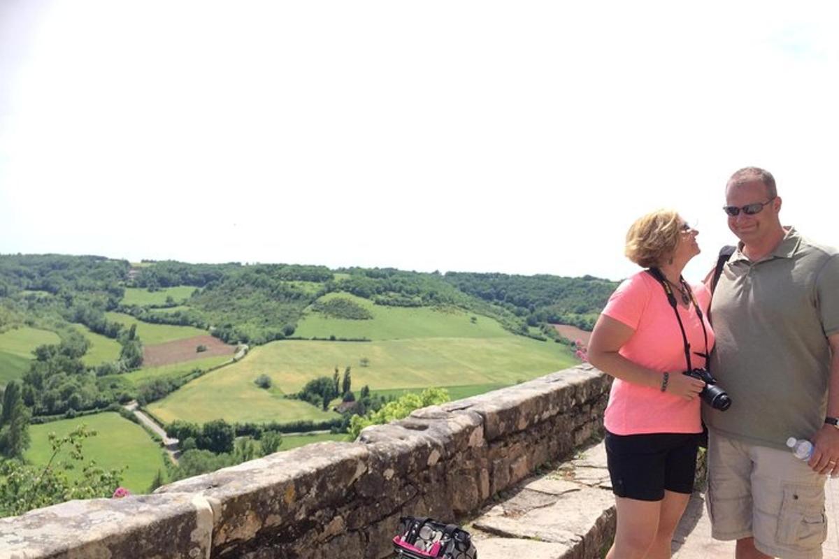 muž a žena stojící na vrcholu zdi