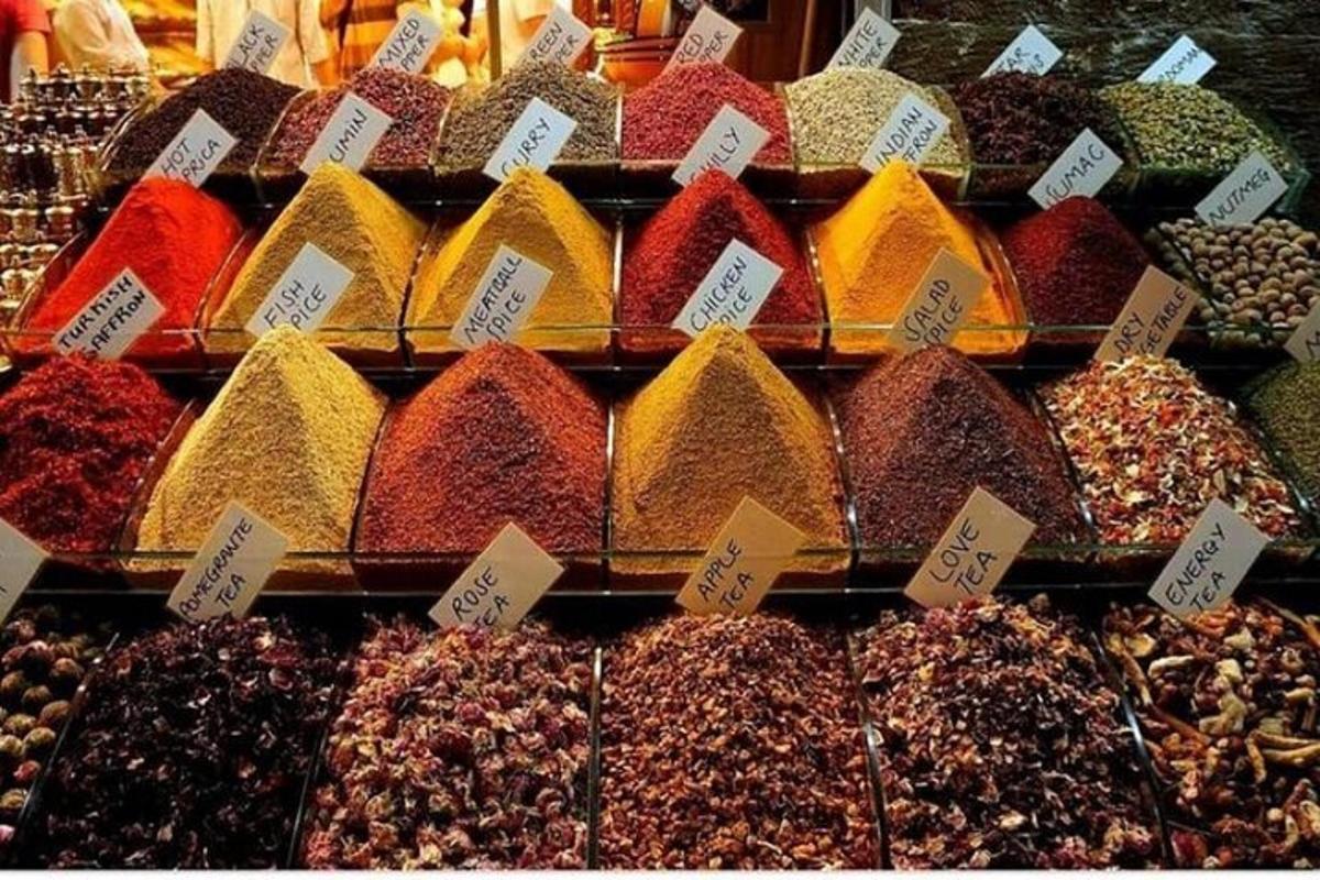 Una exhibición de diferentes tipos de nueces y frutas deshidratadas.