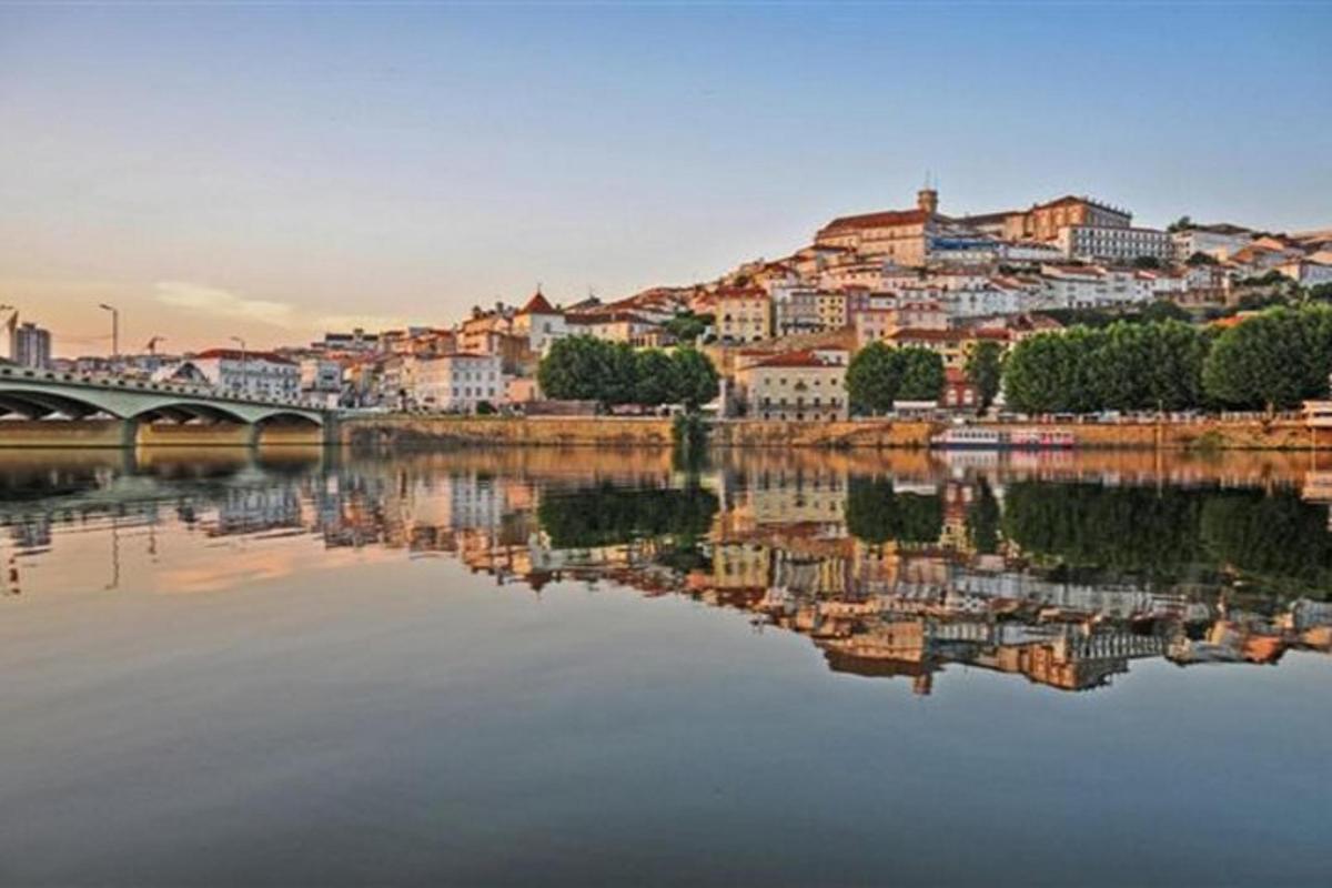 una vista di una città con un fiume e un ponte