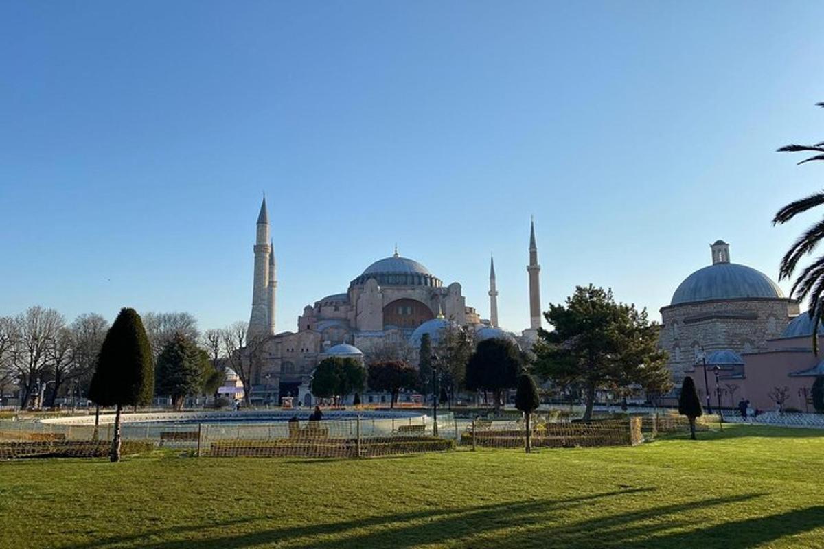 un edificio con cupole blu e moschee in un parco