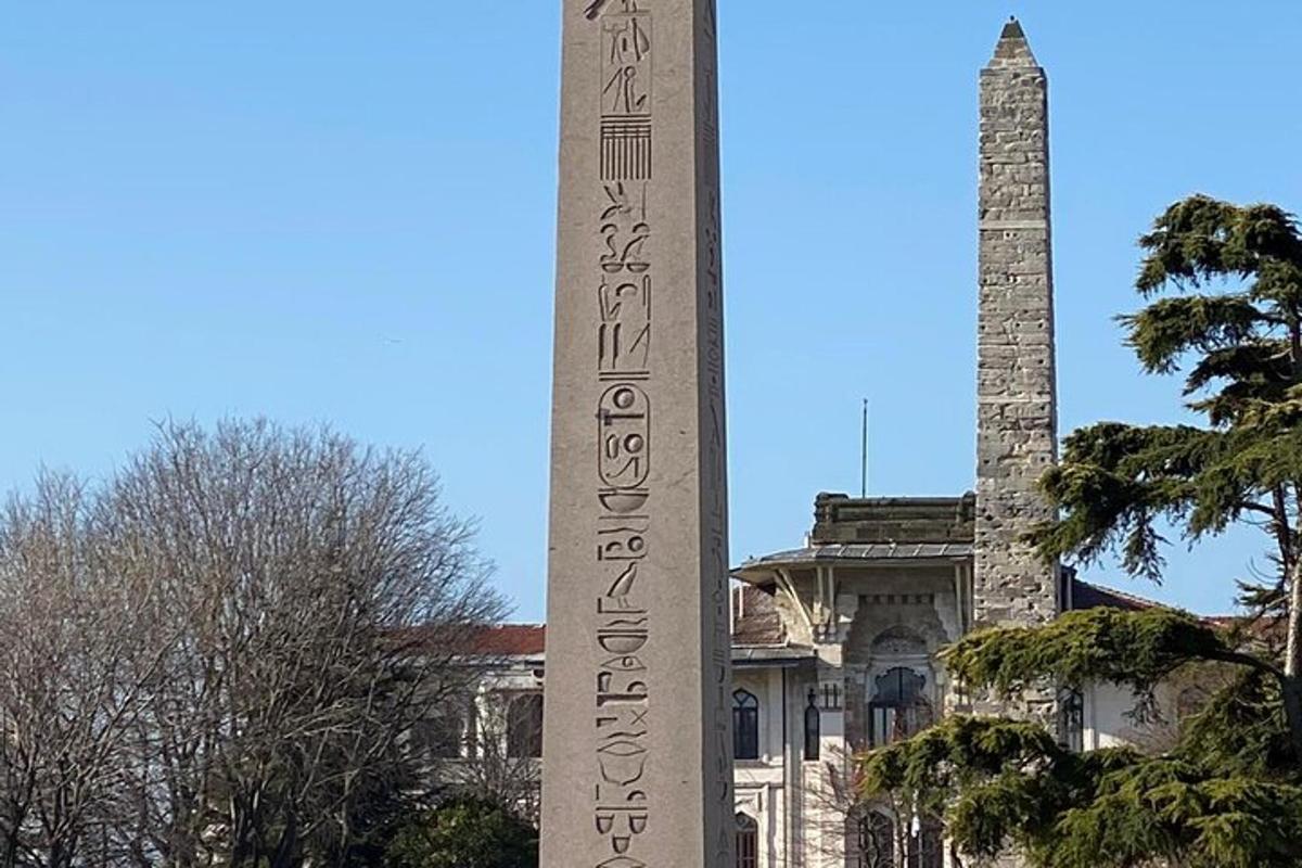 un alto obelisco di fronte a un edificio