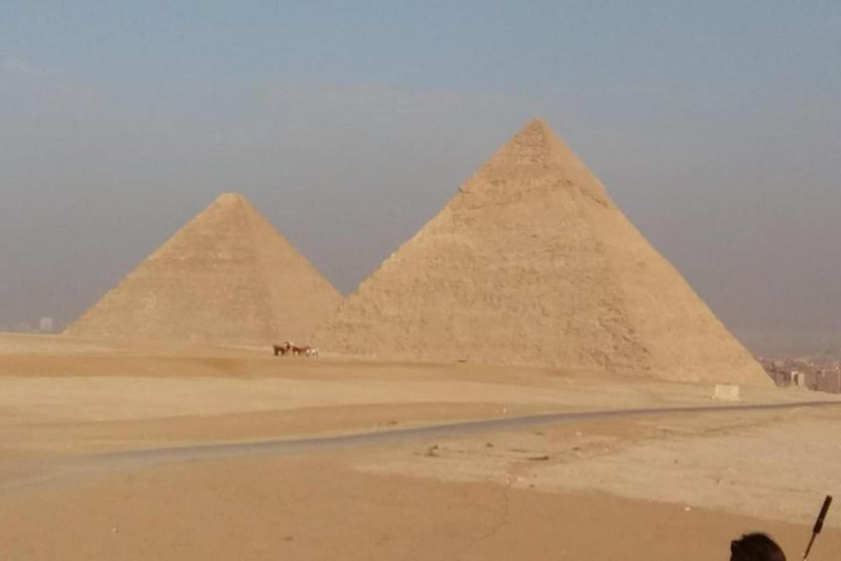 pemandangan piramid giza di padang pasir