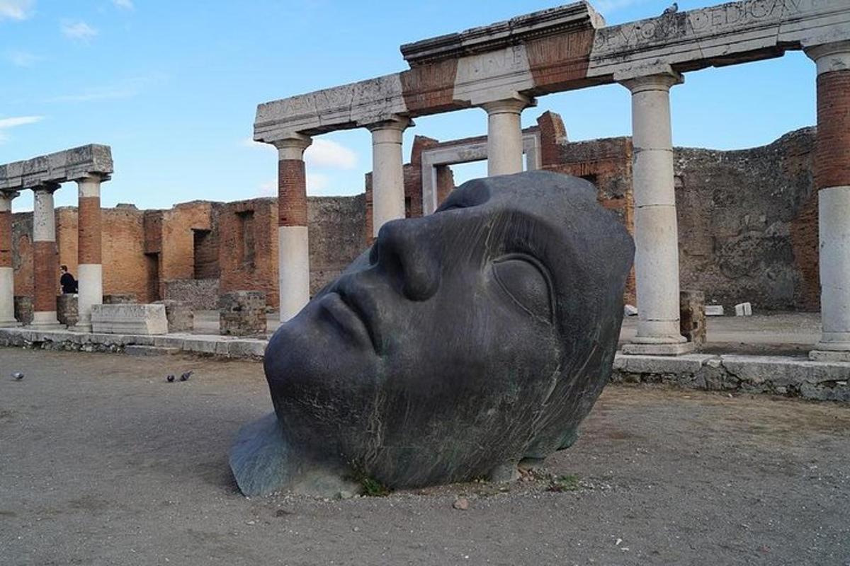 o statuie a unui cap în fața unei clădiri