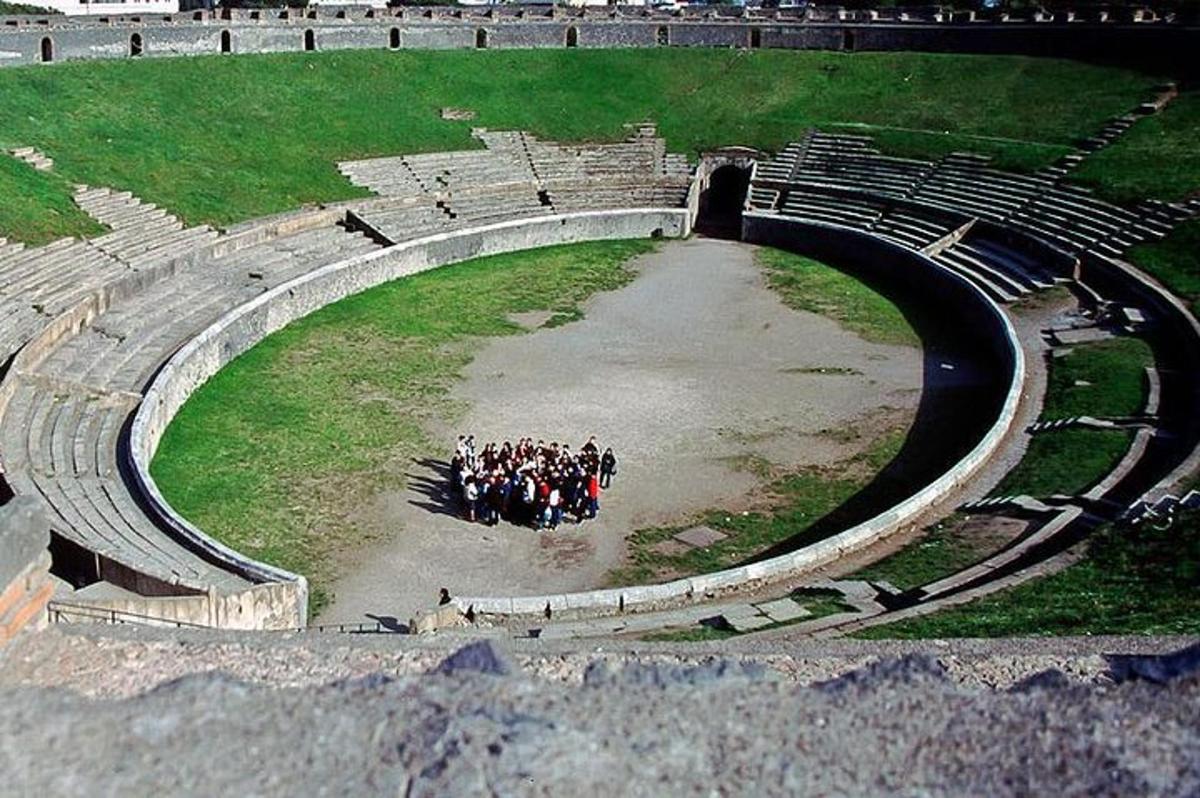 een groep mensen die in een amfitheater staan