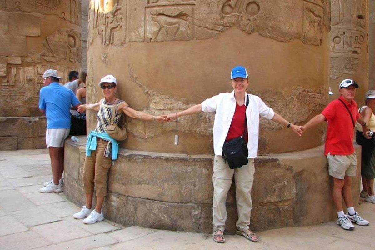 un gruppo di persone che si tengono per mano davanti a un muro