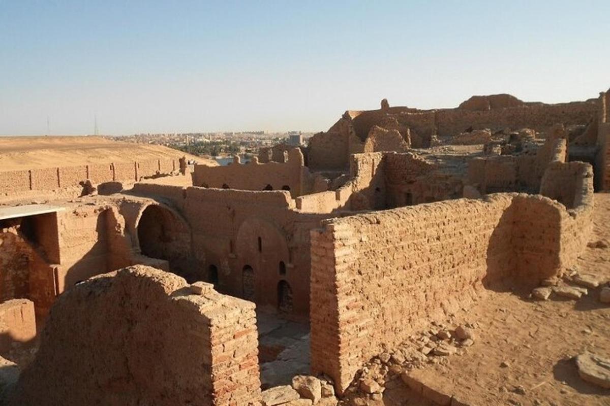 una vista di un vecchio edificio nel deserto