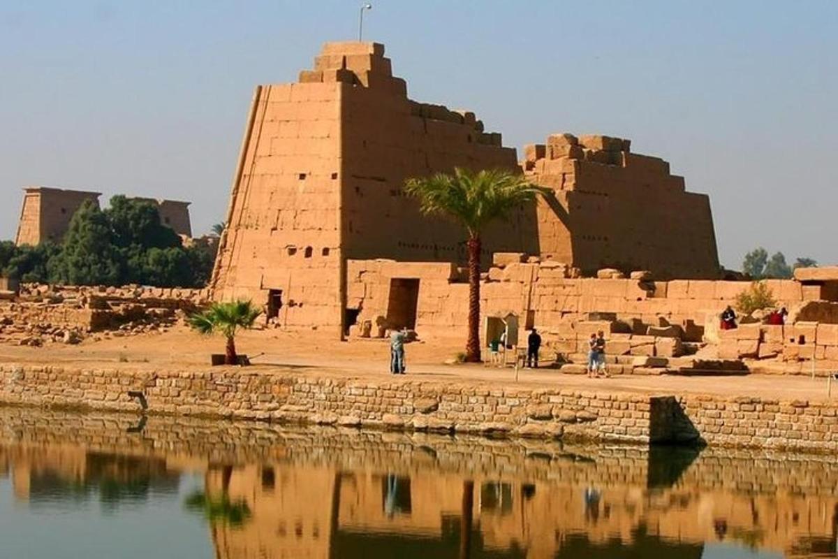 un grande edificio accanto a uno specchio d'acqua