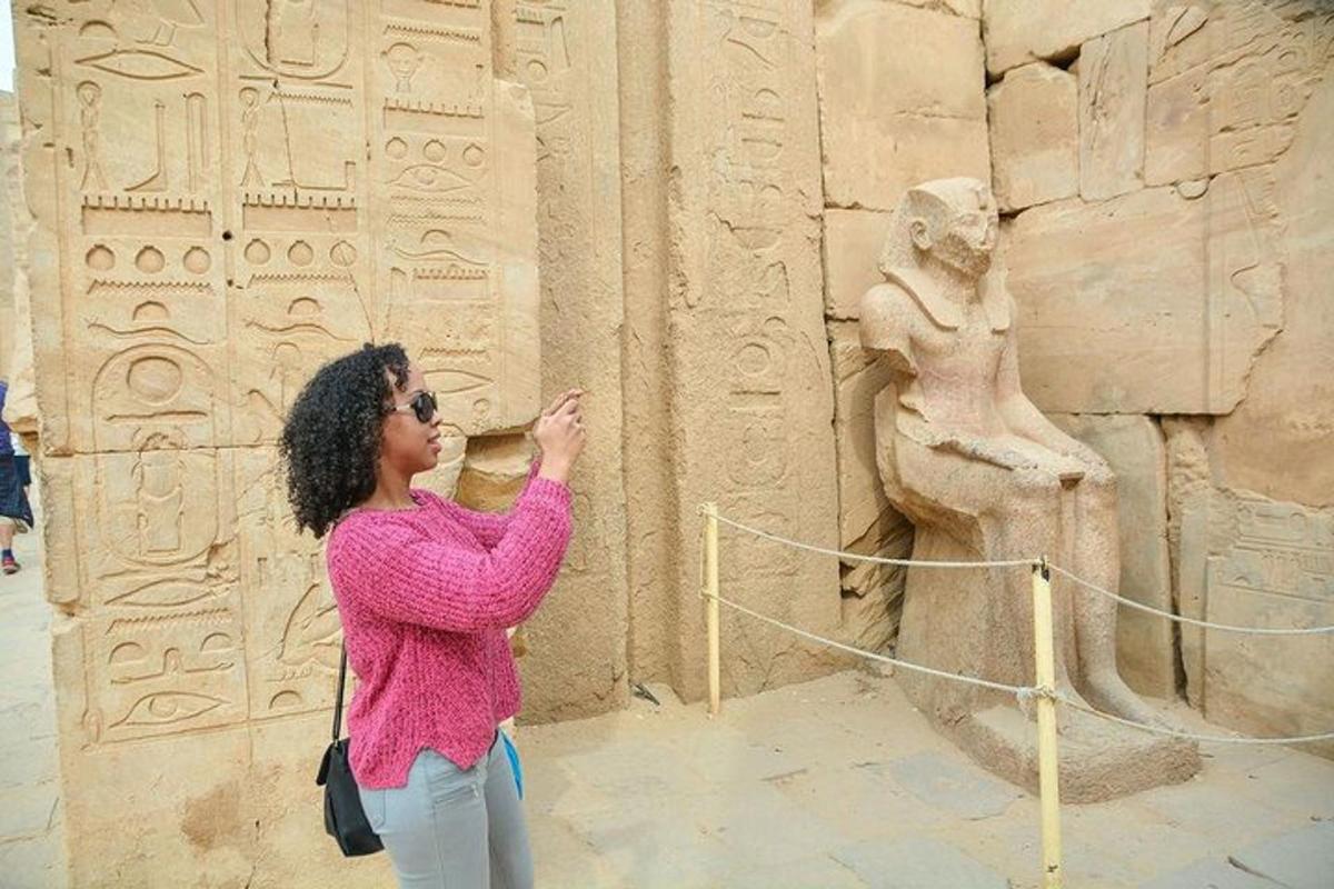 una donna che scatta una foto di una statua