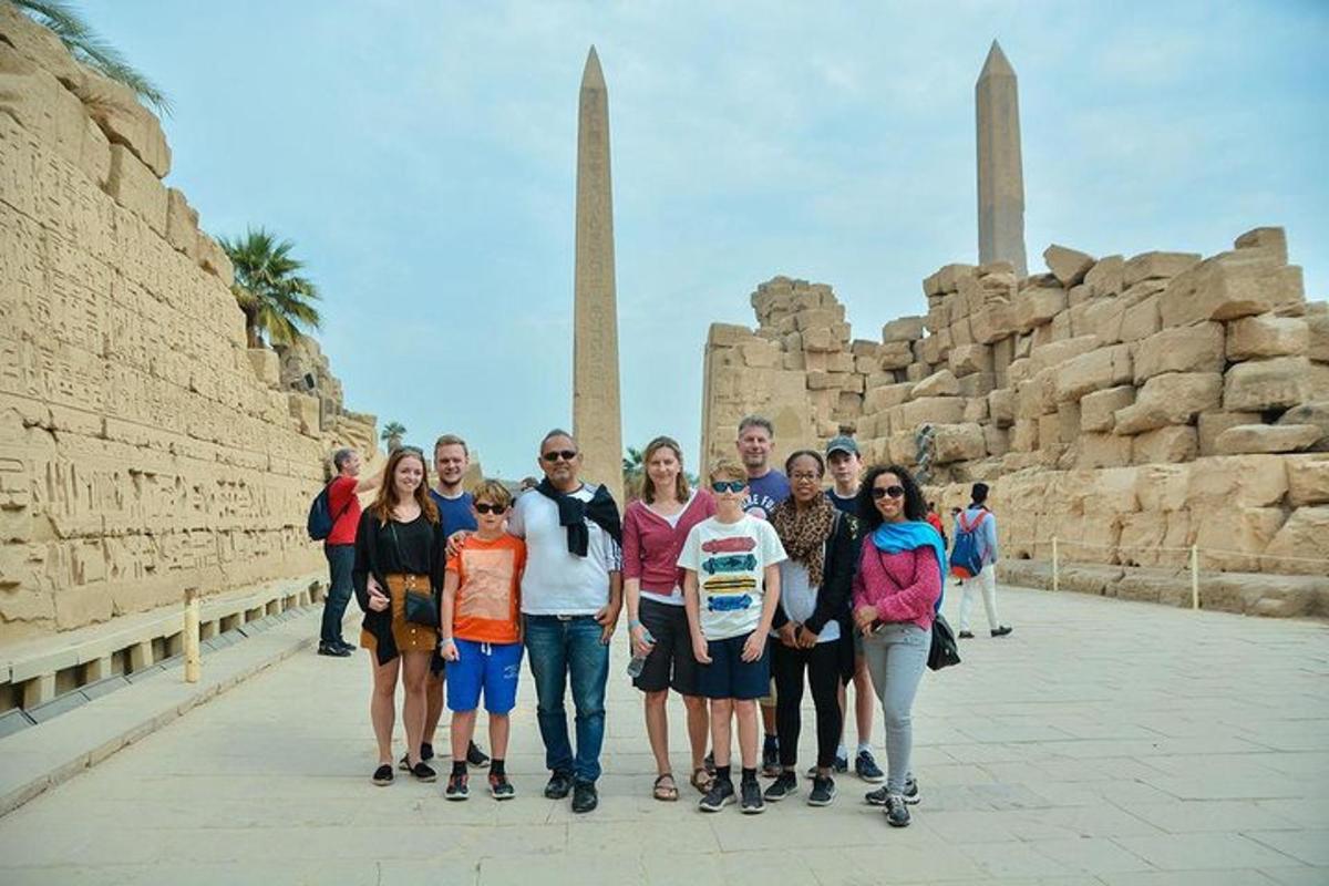 un gruppo di persone in piedi di fronte all'acropoli