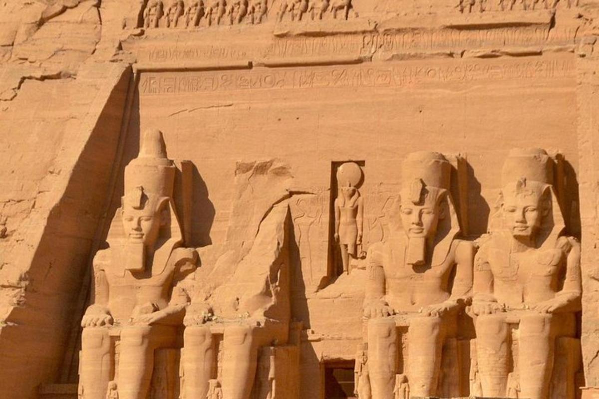 reliéf thearaohů na straně chrámu Hathor