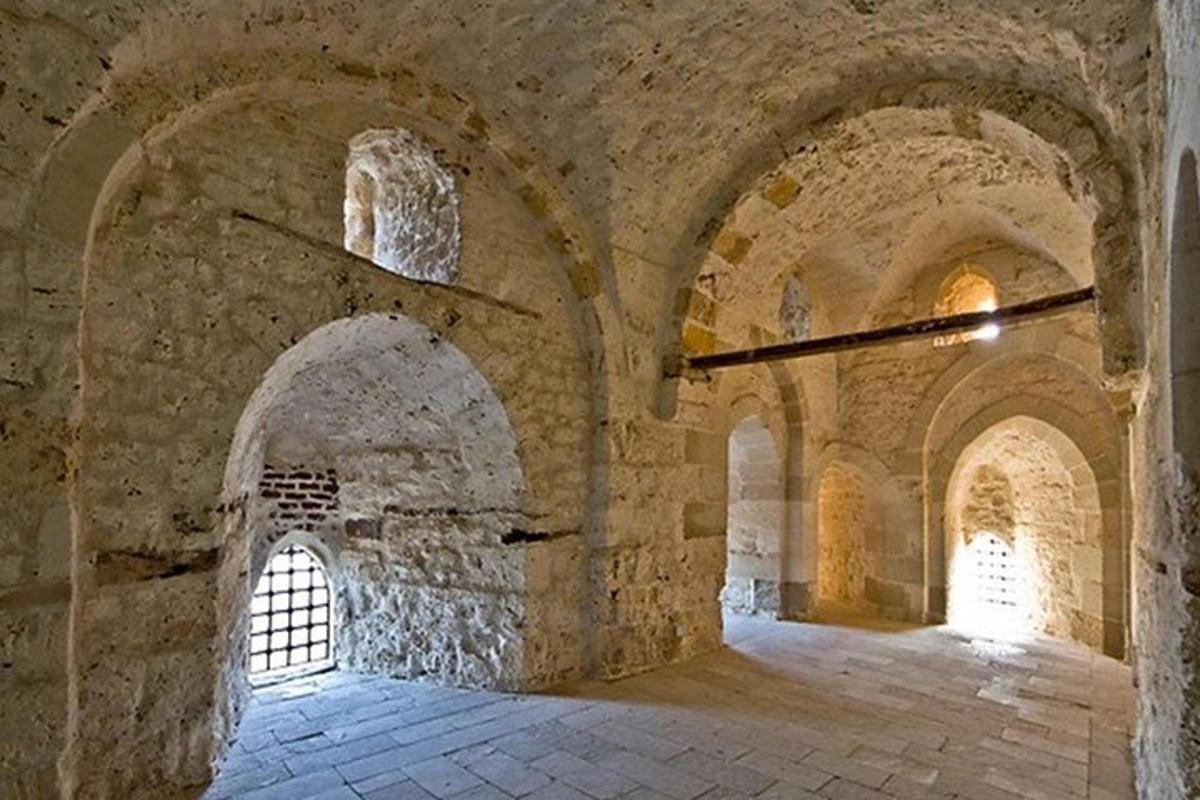 tukša istaba ar akmens sienām un arkveida griestiem