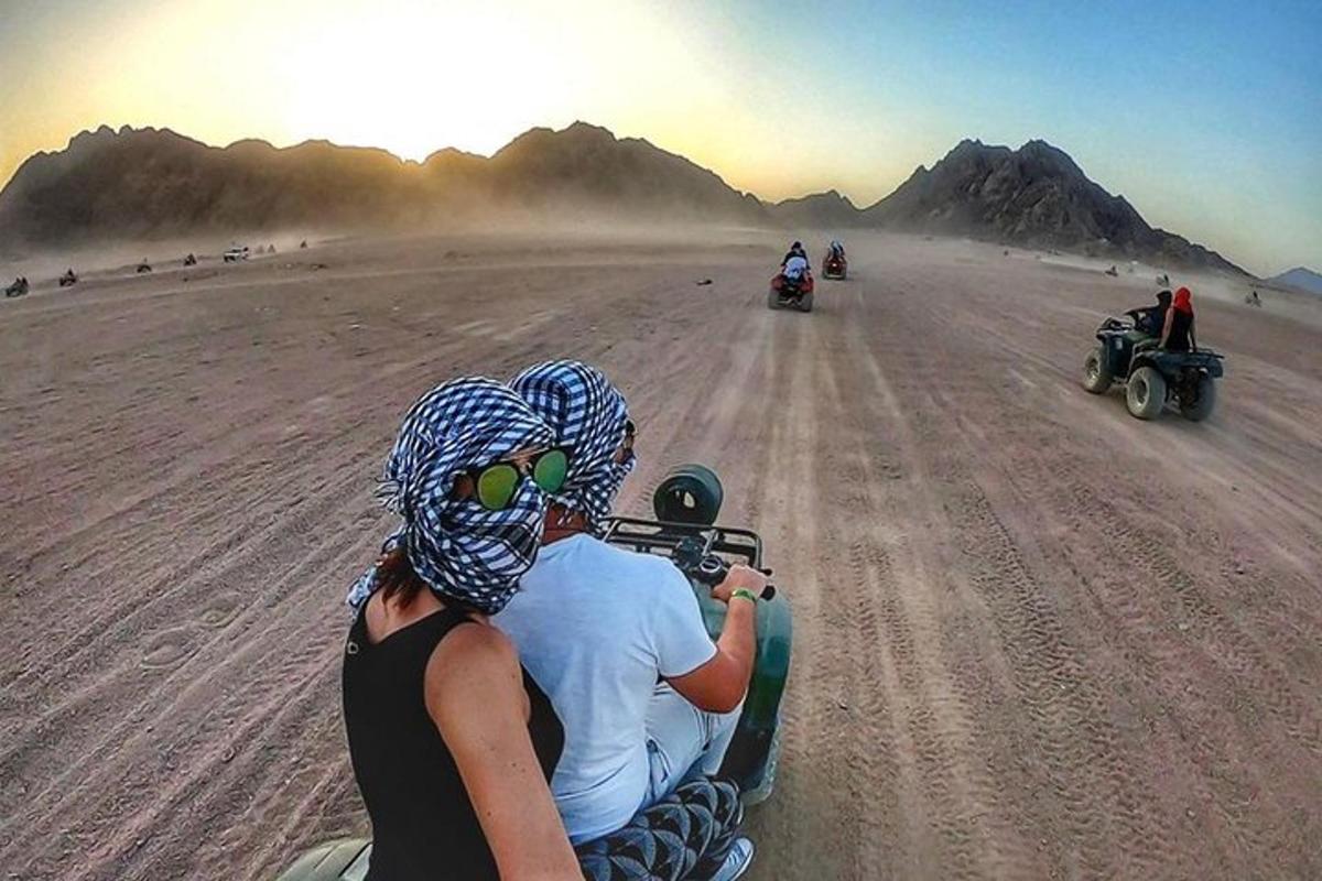 due persone in moto nel deserto