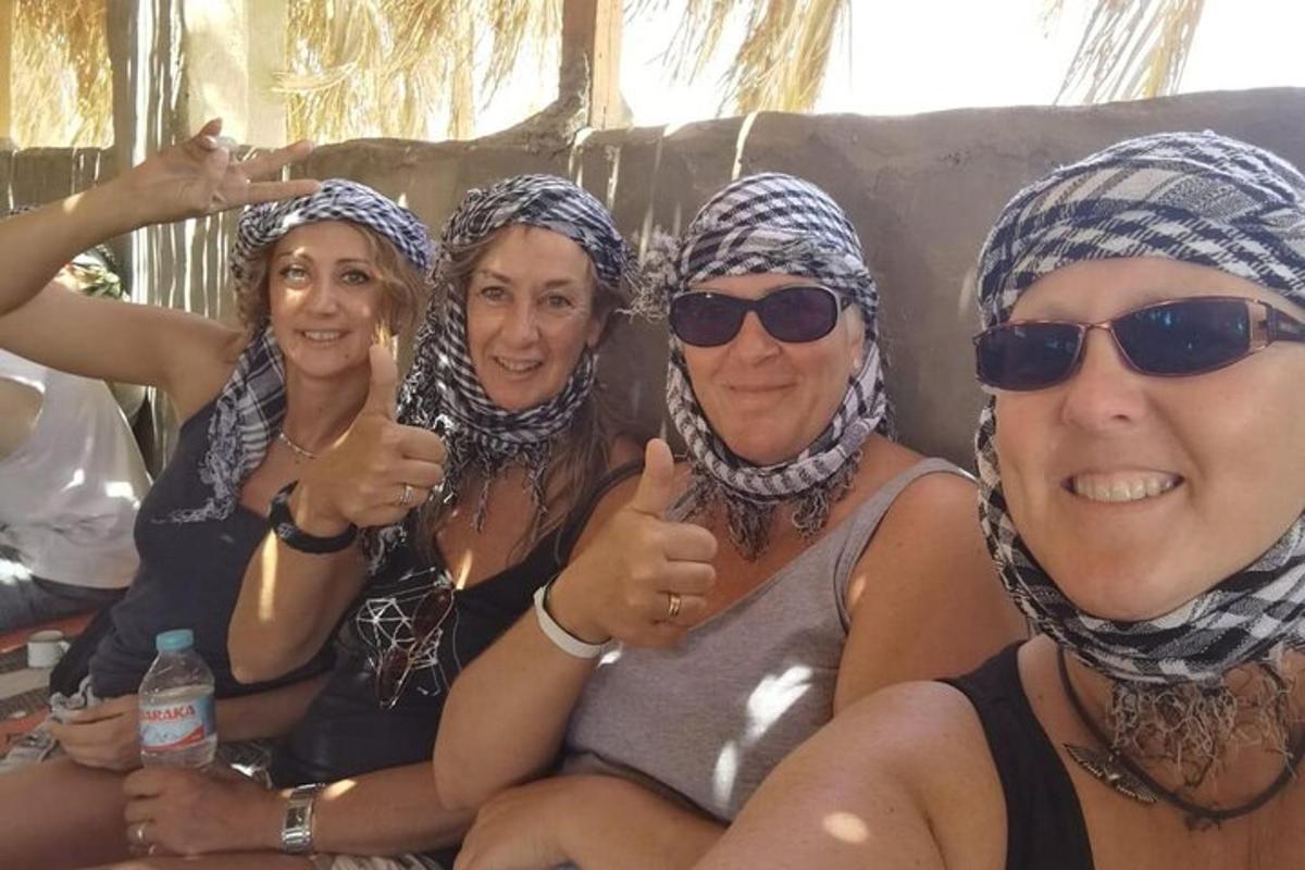 četru sieviešu grupa sēž uz dīvāna