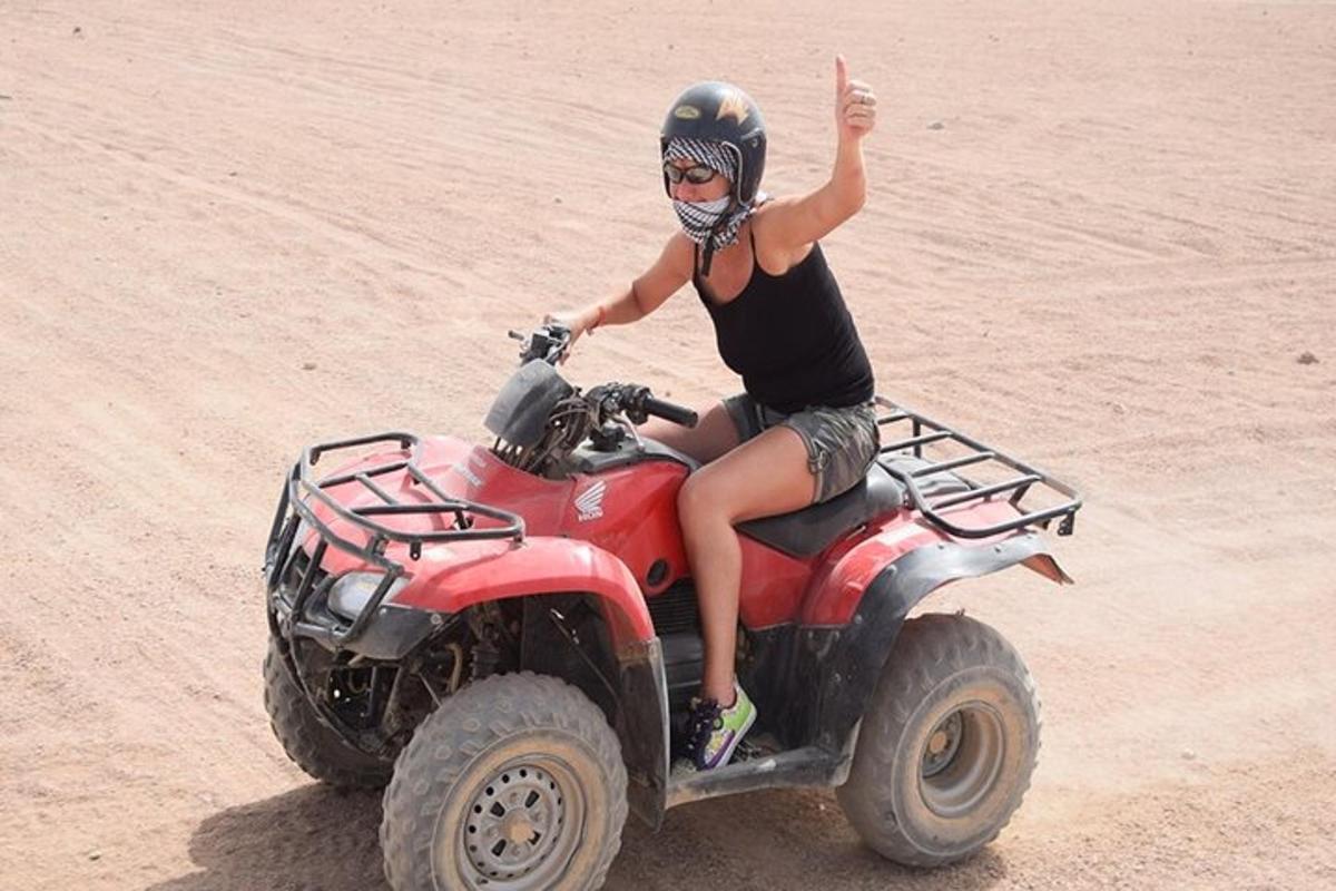 naine istub ATV-l liival
