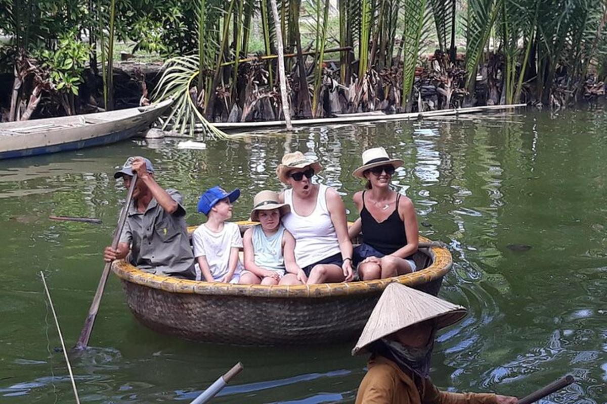 một nhóm người đang ngồi trên thuyền dưới nước