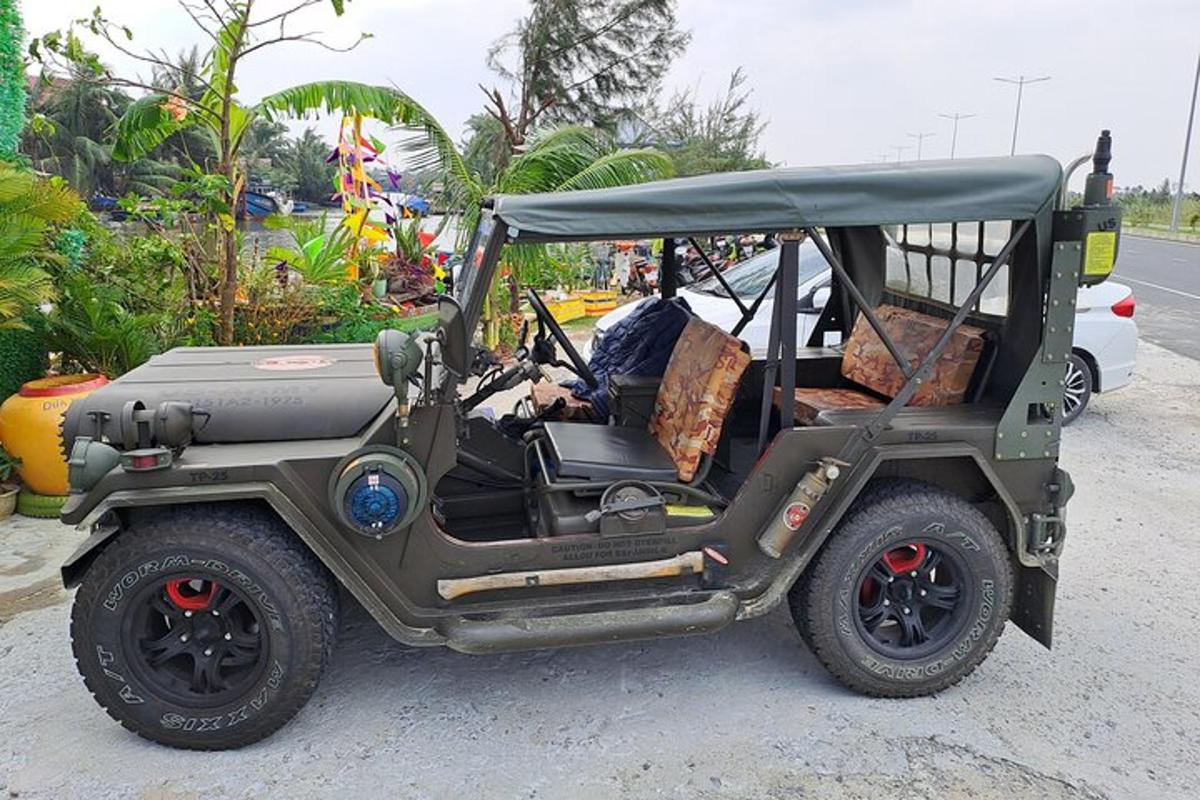 một chiếc xe jeep màu xanh lá cây đậu bên lề đường