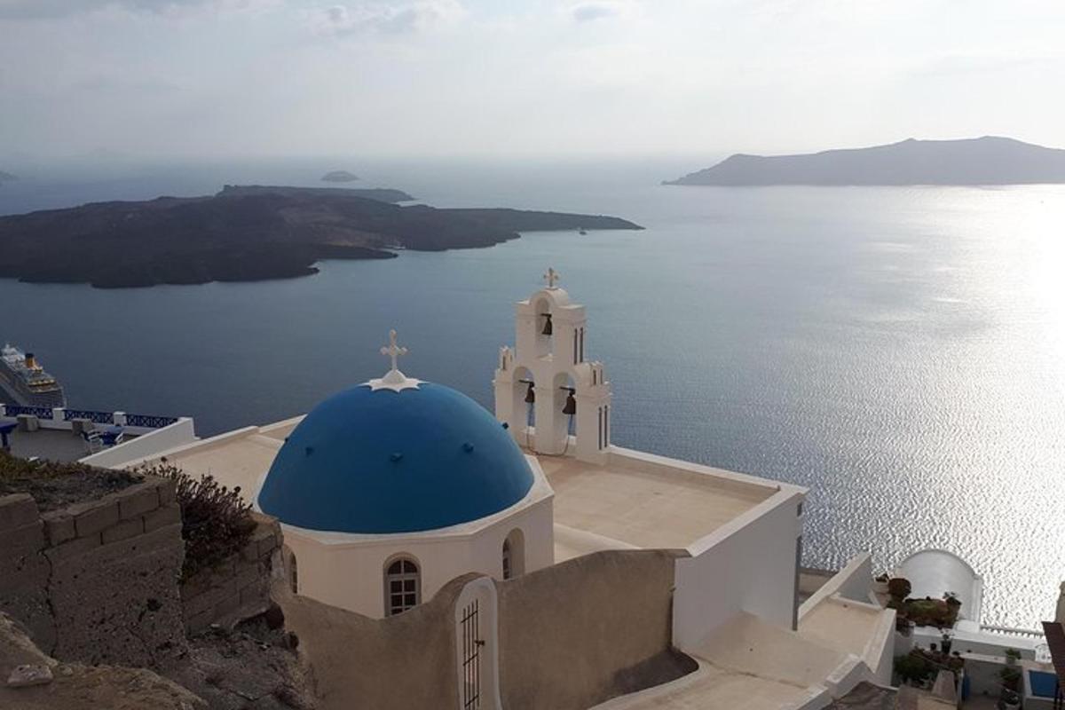 una iglesia con una cúpula azul sobre el agua