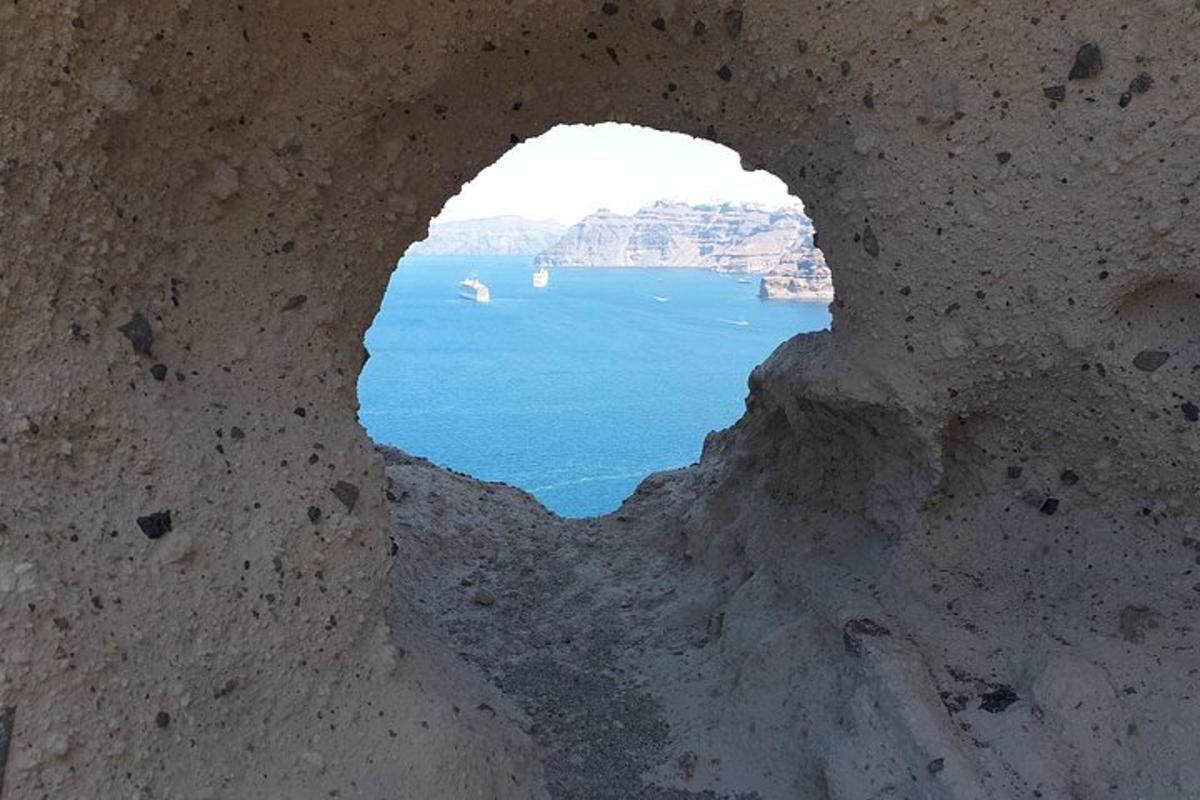 pogled na ocean skozi luknjo v jami
