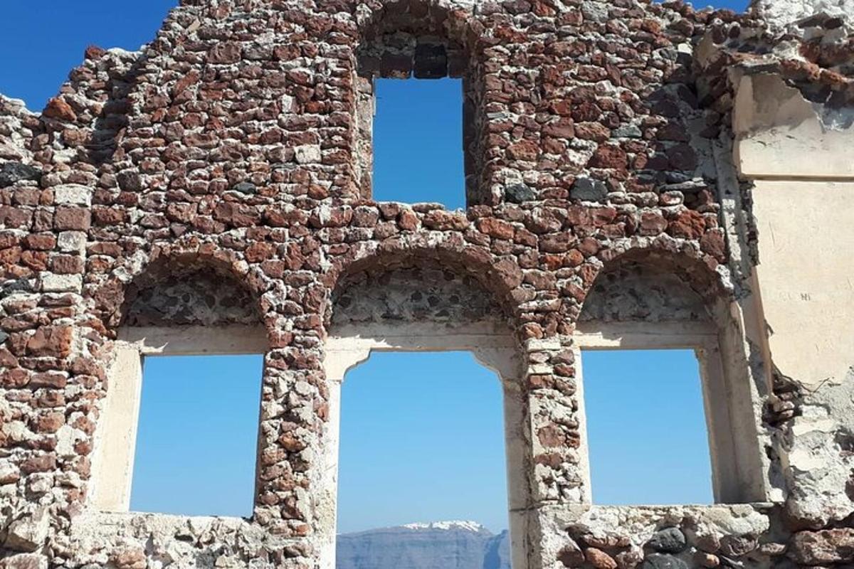 vana telliskivihoone, millel on neli akent