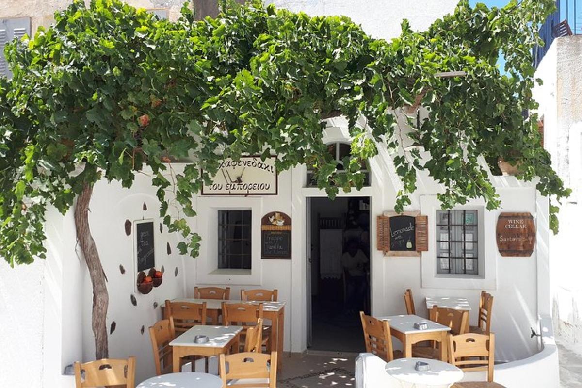 restaurace se stoly a stromem před ní
