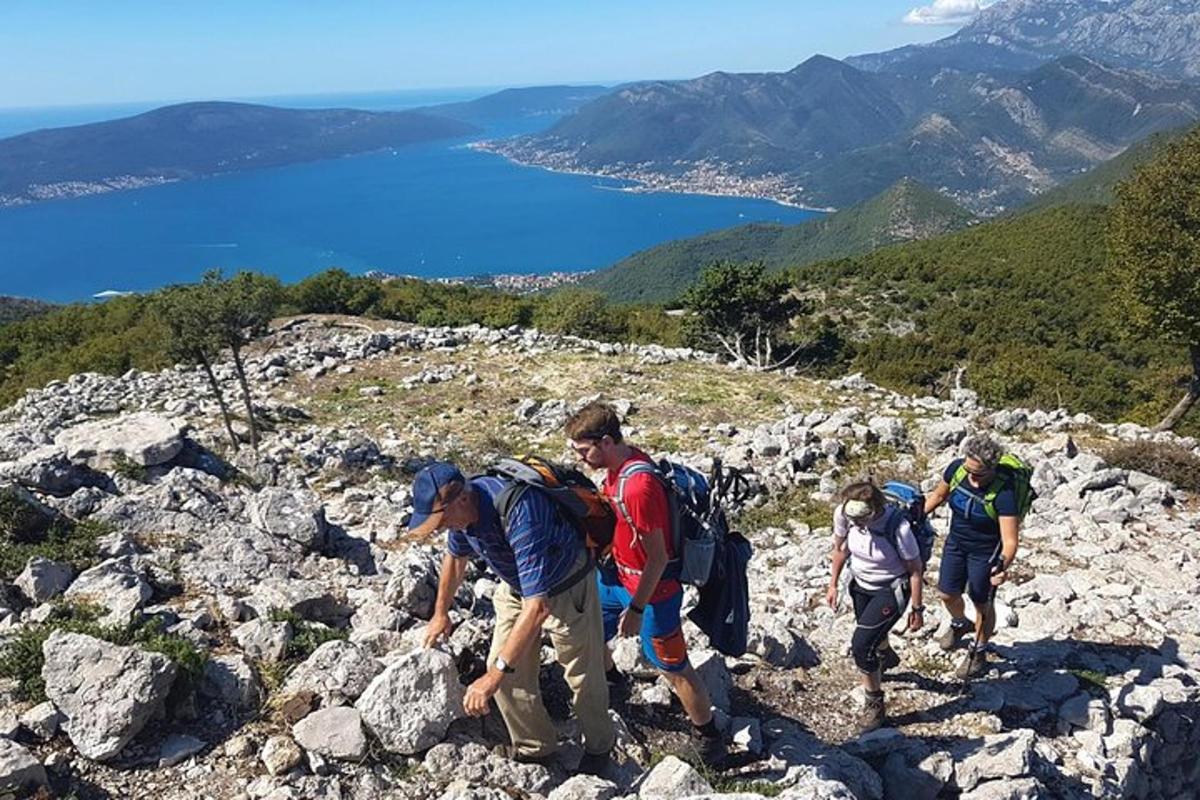 un gruppo di persone che camminano su una montagna rocciosa