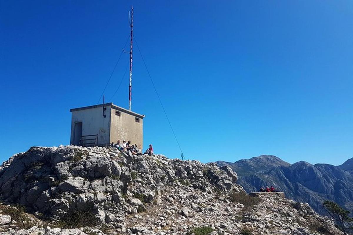 un edificio in cima a una montagna rocciosa