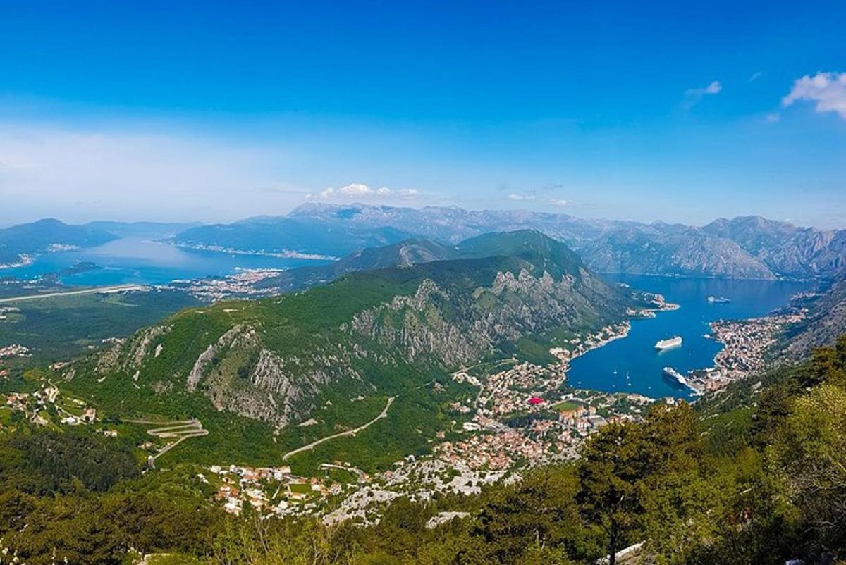 una vista aerea di una città e di uno specchio d'acqua