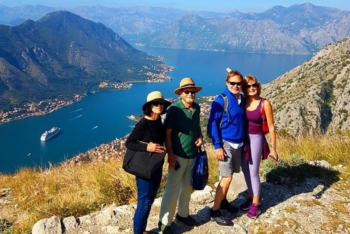 eine Gruppe von Menschen steht auf einem Berggipfel
