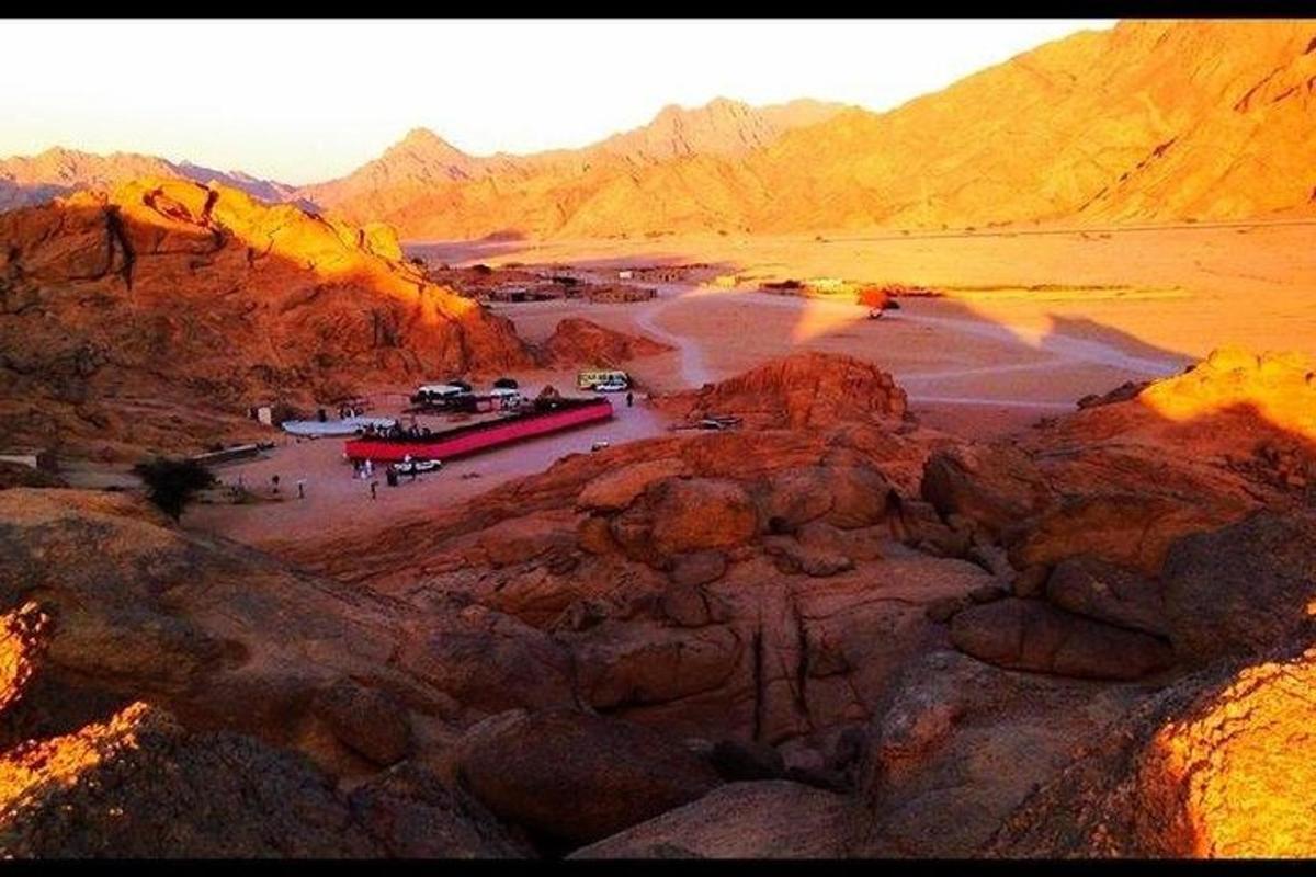 vista aèria d'un desert amb muntanyes al fons