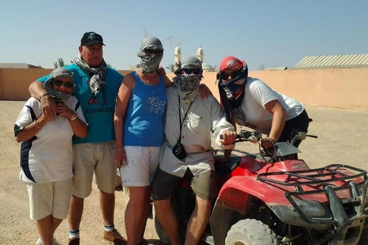 un grup de persones al costat d'un quad