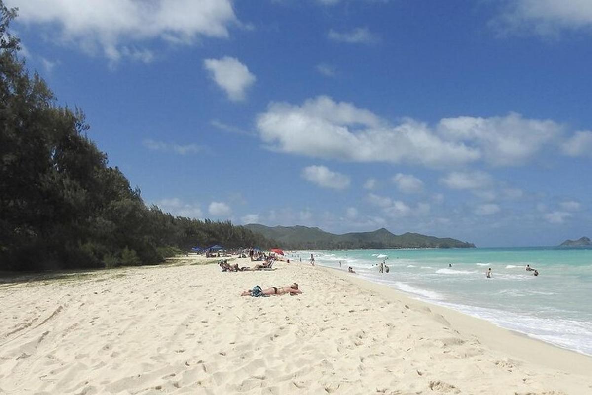 sekumpulan orang berbaring di pantai