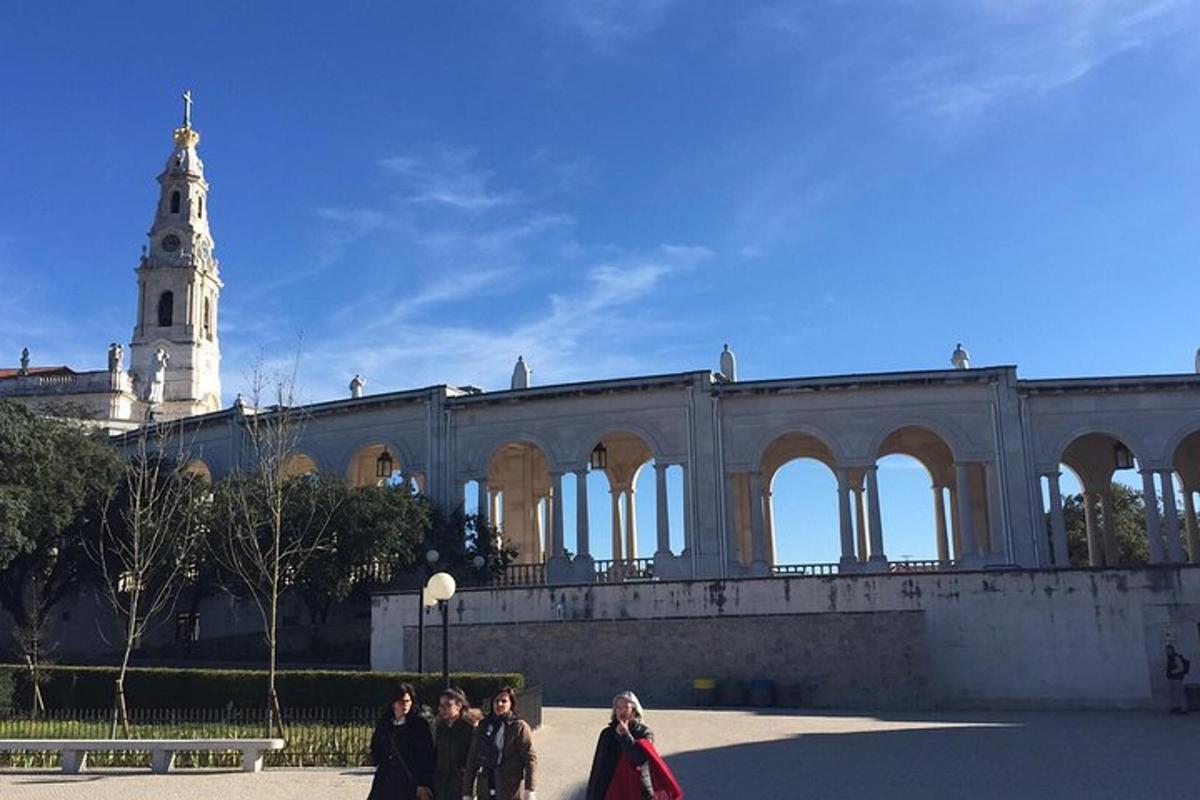 um grupo de pessoas caminhando em frente a um prédio