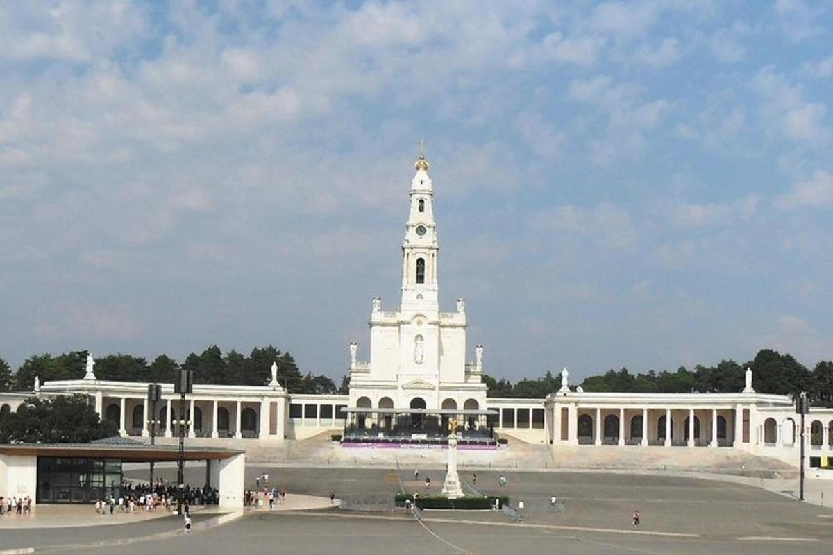 um grande edifício branco com uma torre no topo