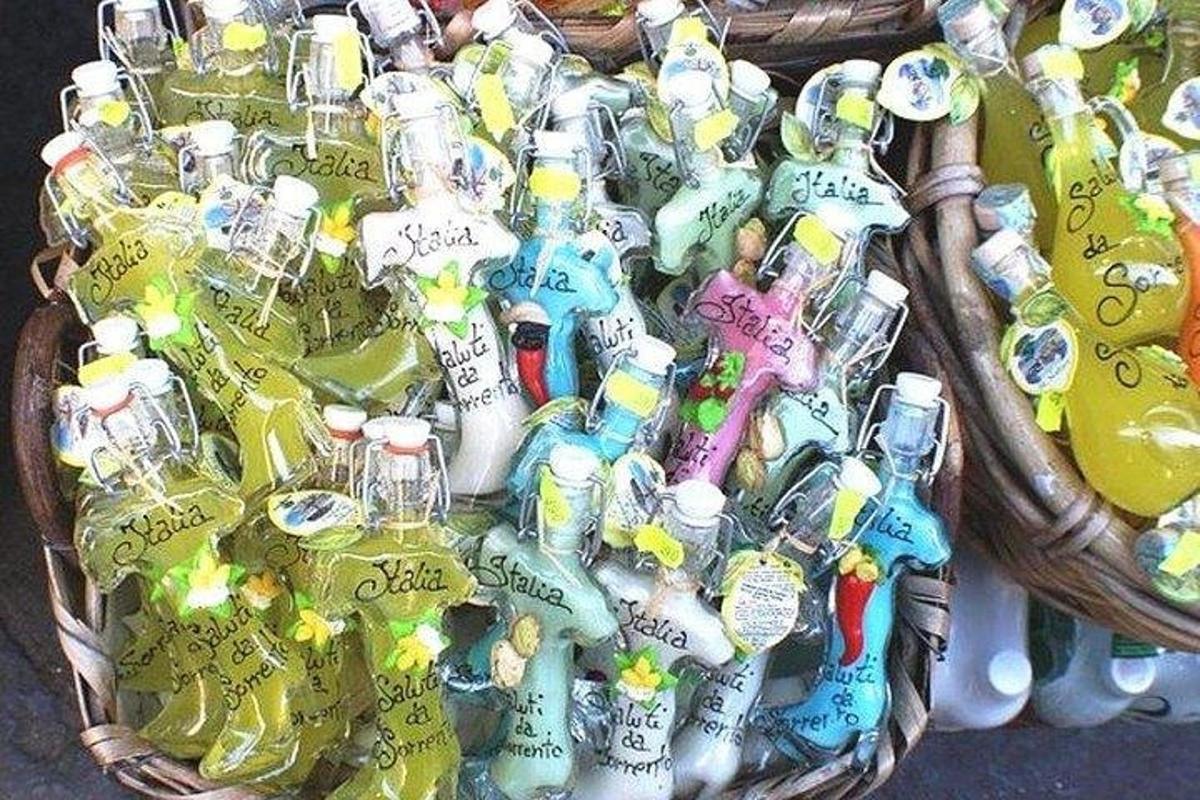 körfu fullri af flöskum í mismunandi litum