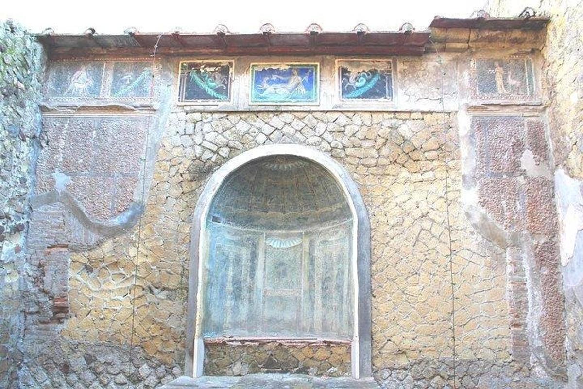 ένας πέτρινος τοίχος με μια πόρτα σε ένα κτίριο