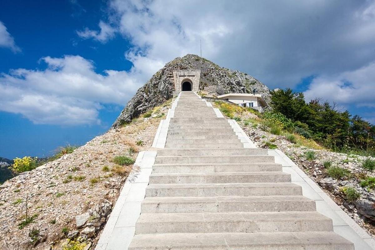 Una escalera que conduce a una montaña con un túnel.