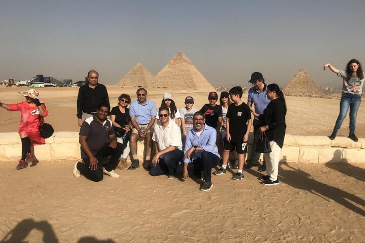 مجموعة من الأشخاص يلتقطون صورة أمام الأهرامات