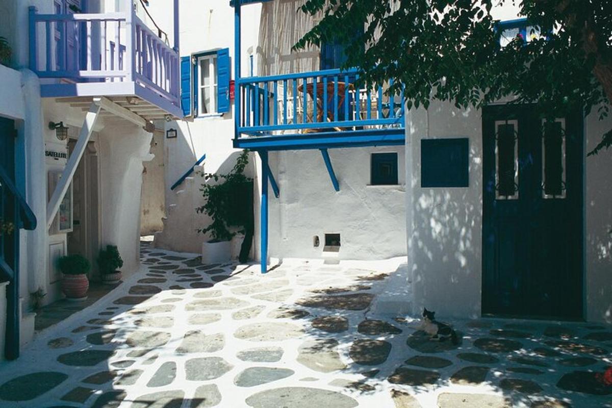 ulička s modrým balkonem na budově