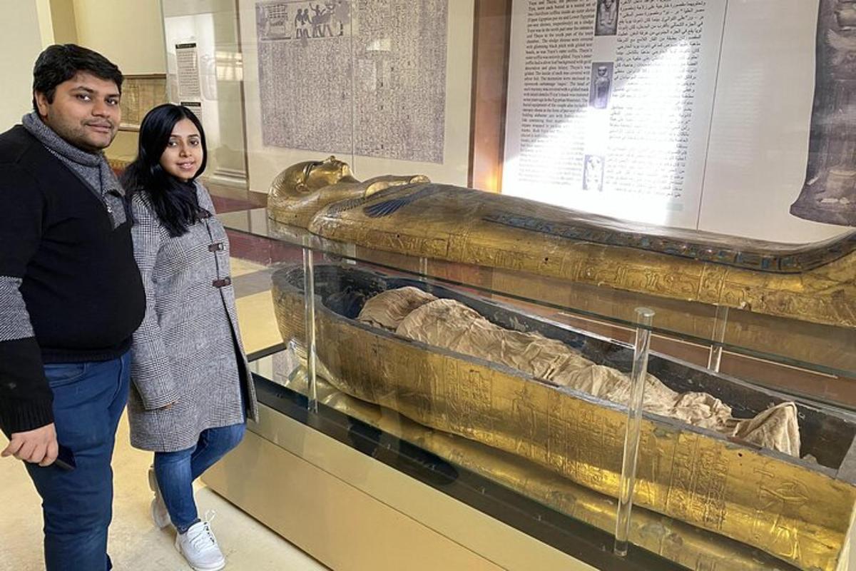 un uomo e una donna in piedi davanti a un museo