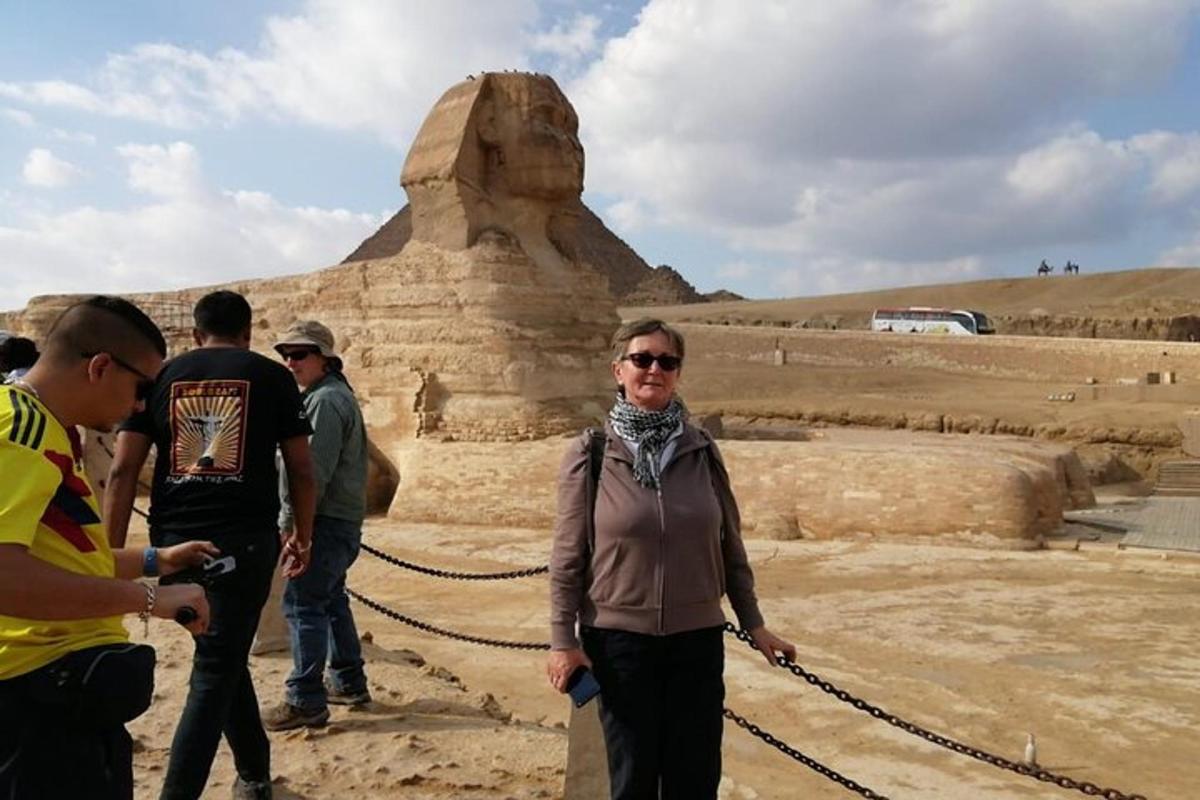 una donna in piedi davanti a una piramide