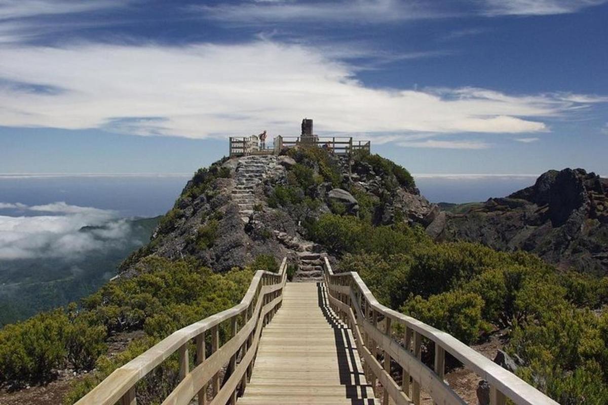 stubište koje vodi do vidikovca na planini