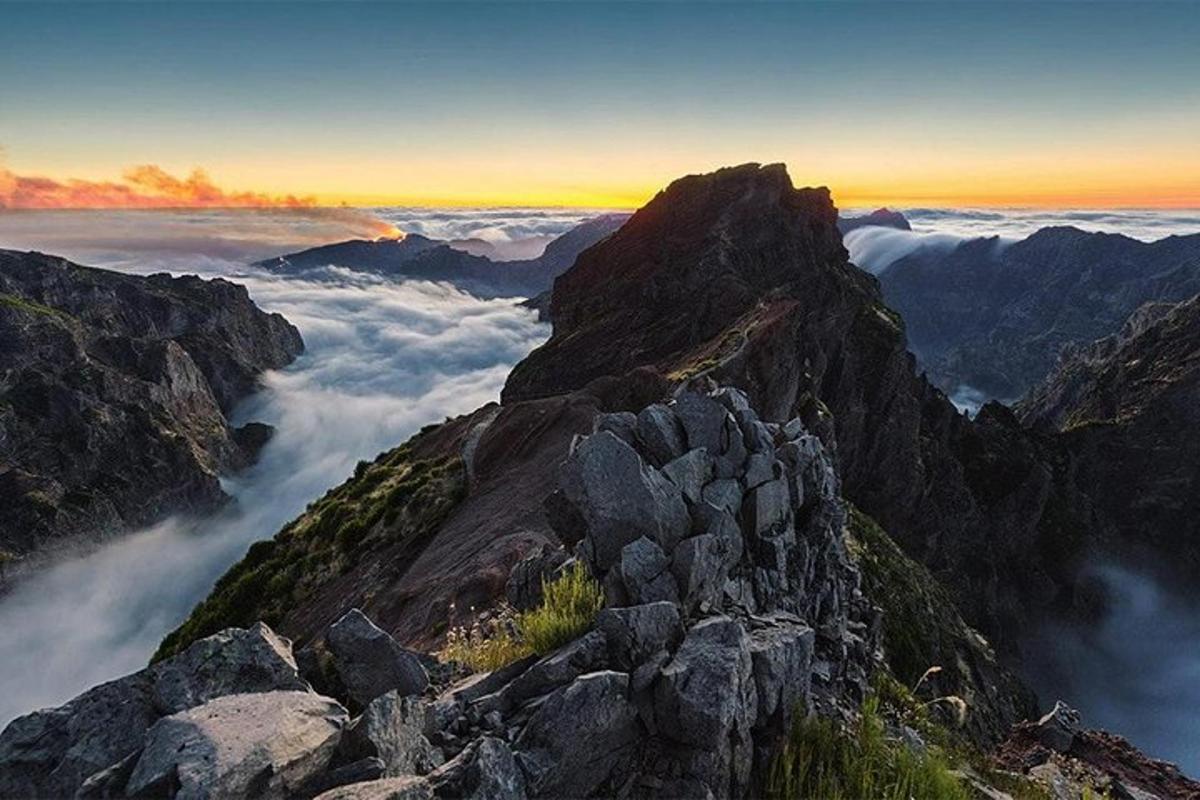 pogled na vrh planine okružen oblacima