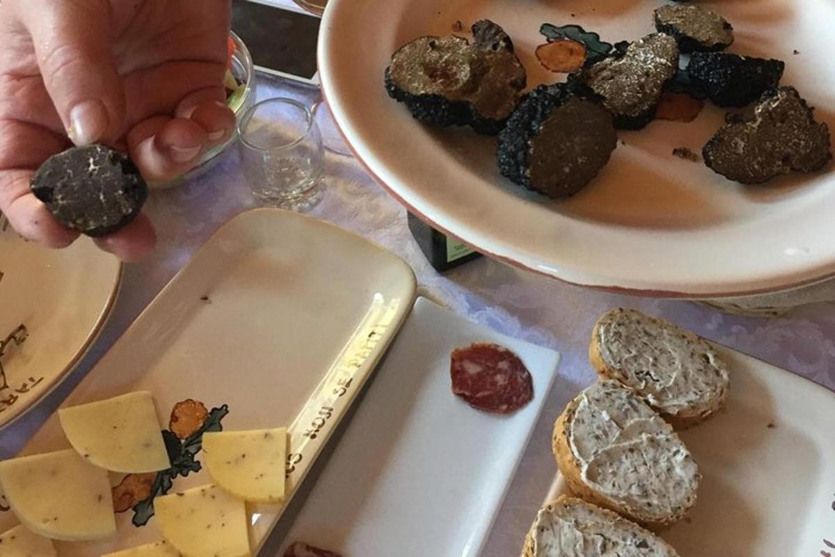borð með skál af osti og diski af brauði