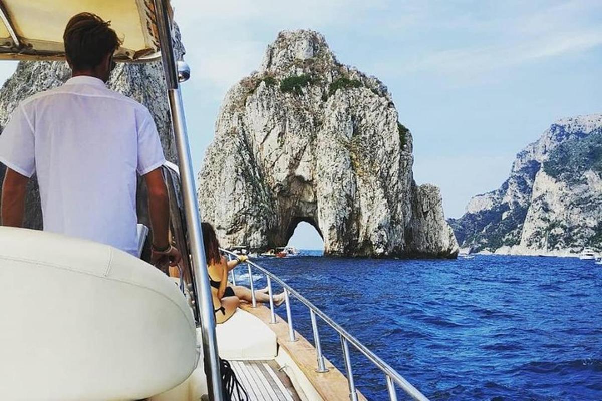 um homem em um barco em frente a um arco na água